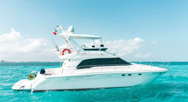 52 Ft Sea Ray Yacht Charter Cancun with Flybridge