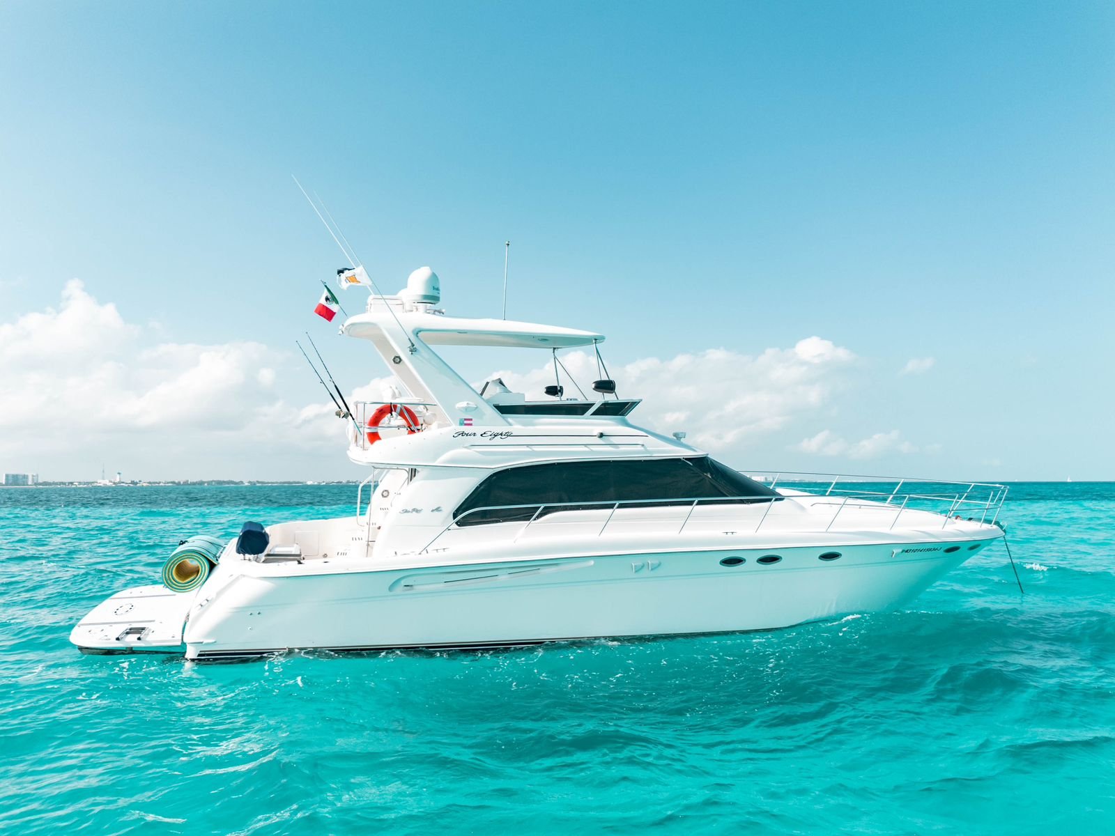 52 Ft Sea Ray Yacht Charter Cancun with Flybridge