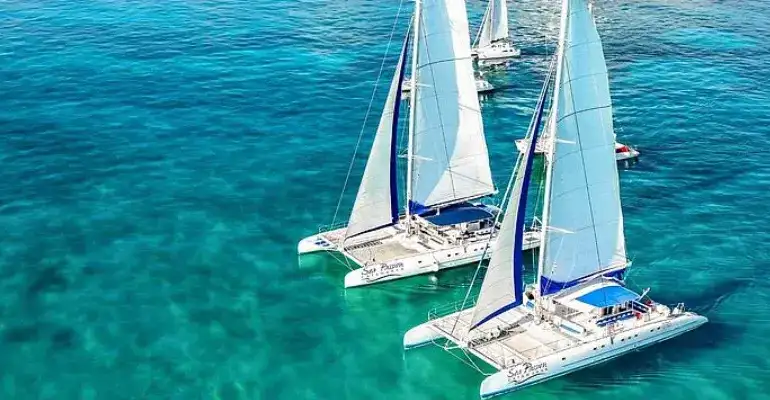 Isla Mujeres Catamaran Tour from Cancun with Open Bar