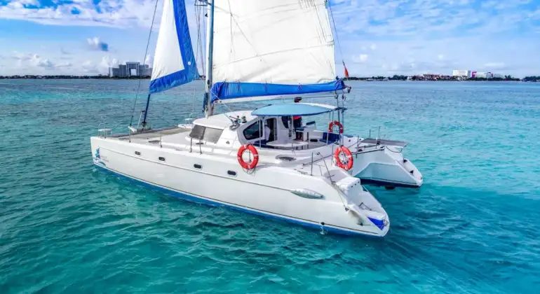 43FT Catamaran Cancun Private Sailing Tour
