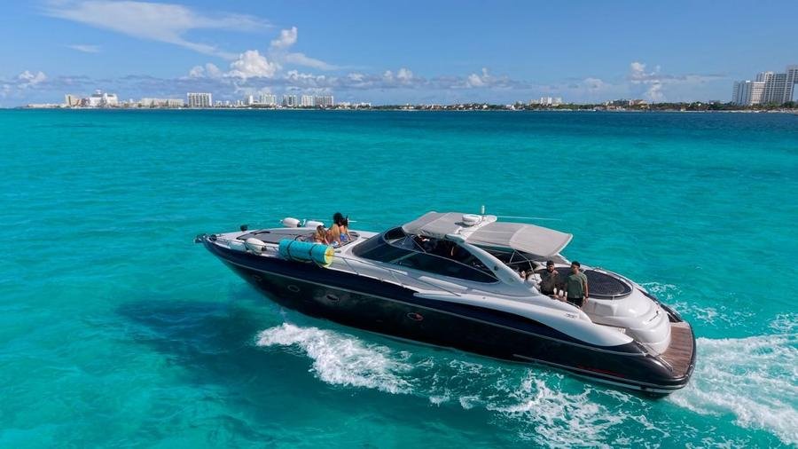 boat-rental-isla-mujeres-marina-cancun Boat rental Isla Mujeres yacht departing from Marina Cancun into clear blue water