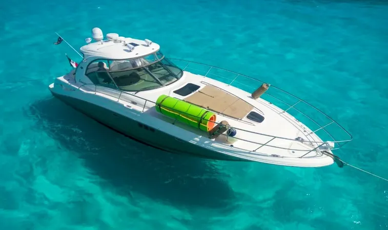 boat-rental-marina-puesta-del-sol Boat rental Marina Puesta del Sol yacht cruising in calm lagoon and sea